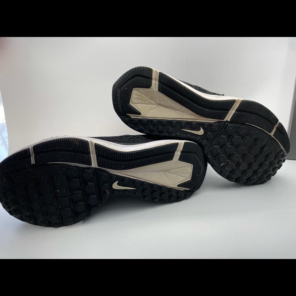 Nike Women’s Zoom Winflo 5 BV1253-001 Black Gold Running Shoes Lace Up Size 9 - Picture 4 of 8